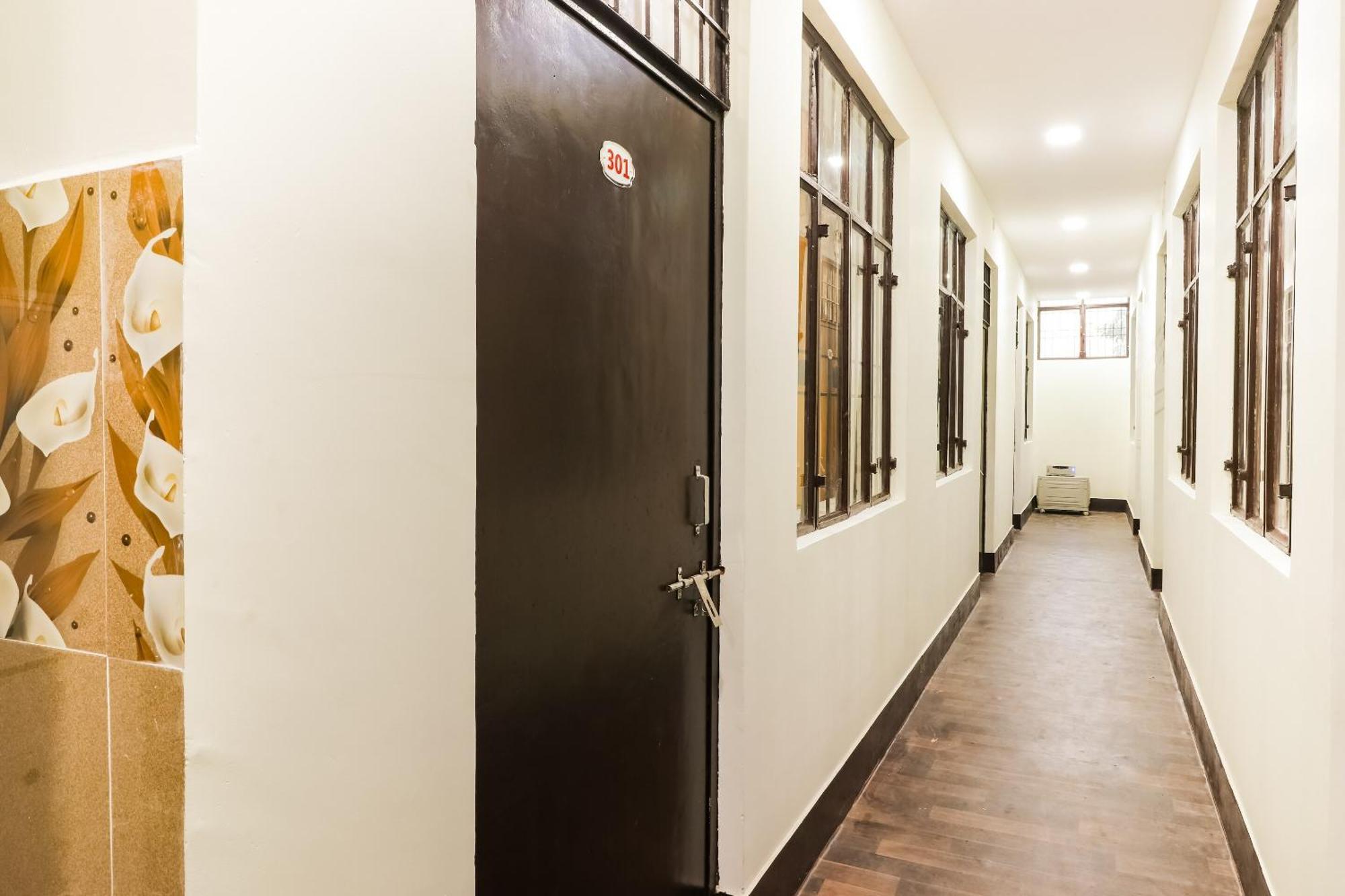Oyo Pacifica Near Phoenix United Hotel 3*